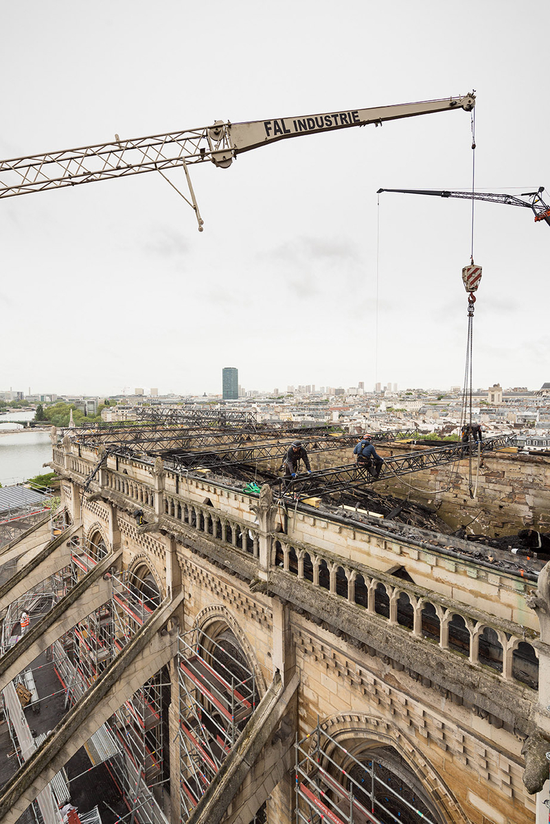 Mise en place des poutrelles métalliques pour la pose des bâches