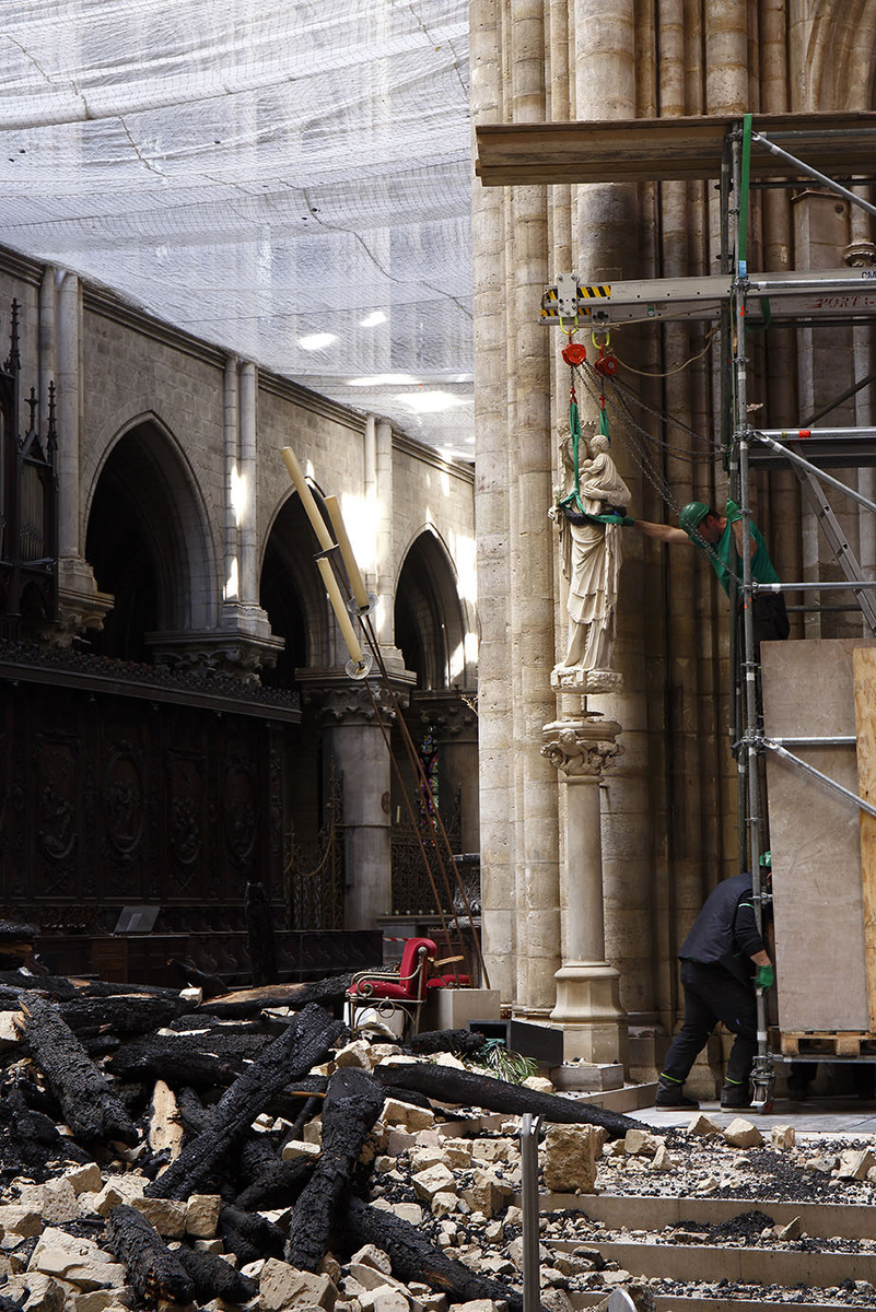 Le déplacement de Notre-Dame de Paris, la statue de la Vierge à l'enfant placée à la croisée du transept est soulevée de sa colonne