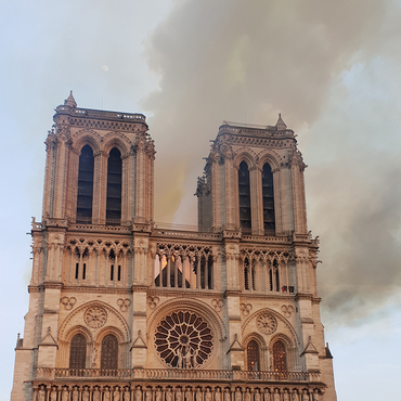 Cathédrale Notre-Dame de Paris au début de l'incendie