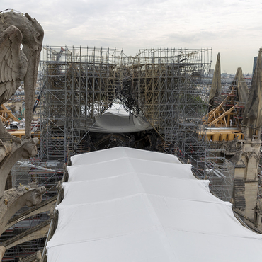 La toiture bâchée de la cathédrale Notre-Dame de Paris