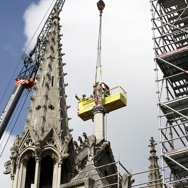 Consolidation avant dépose de la statue au sommet du pignon sud du transept