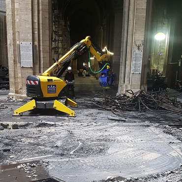 Les robots déblaient les gravats