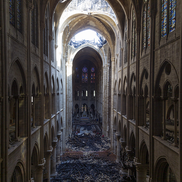 L'intérieur de la cathédrale après l'incendie