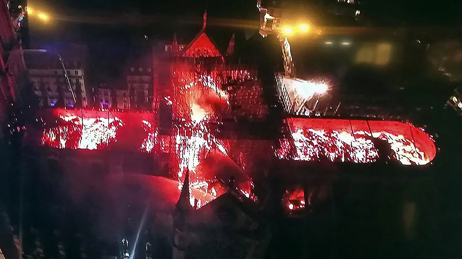 L'incendie de la cathédrale Notre-Dame de Paris vu par drone
