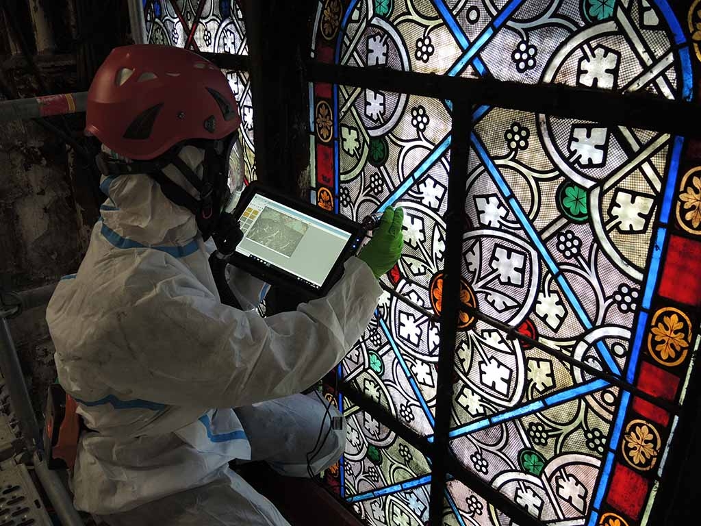 Observation des vitraux du XIXe siècle de la chapelle de la sacristie des messes