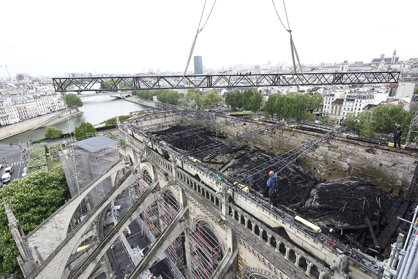 Mise en place de poutrelles métalliques pour la pose des bâches