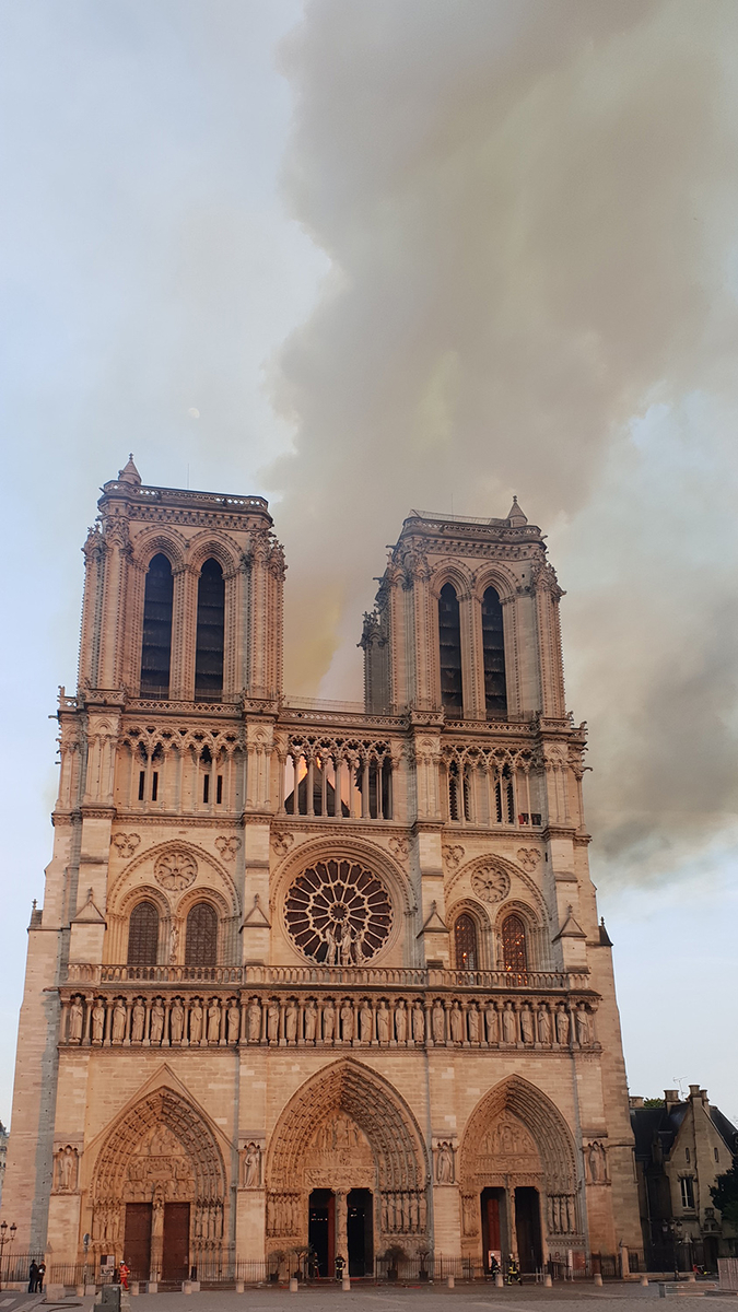 Cathédrale Notre-Dame de Paris au début de l'incendie