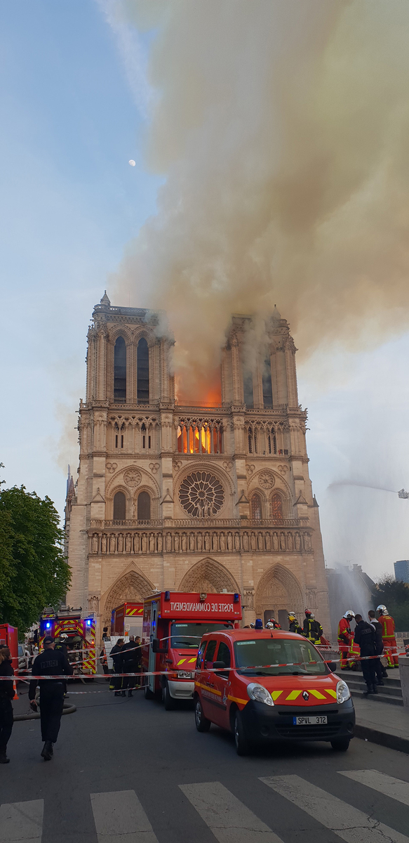 Pompiers intervenant à la cathédrale Notre-Dame de Paris