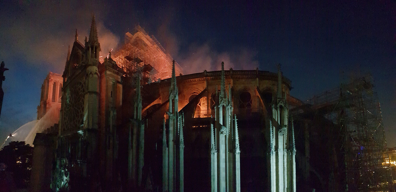 La cathédrale Notre-Dame de Paris en feu