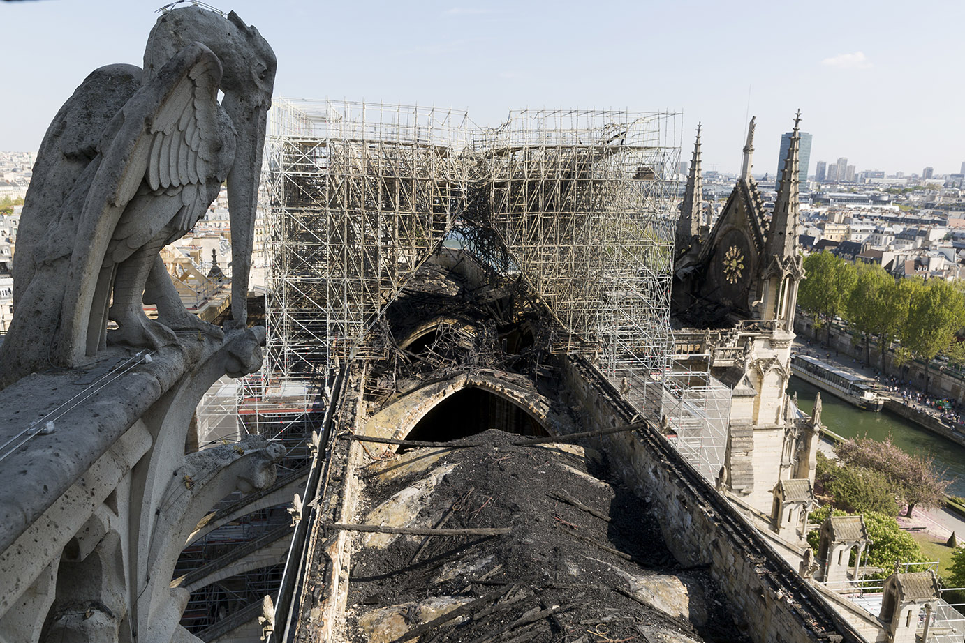 La toiture de la cathédrale Notre-Dame de Paris après l'incendie