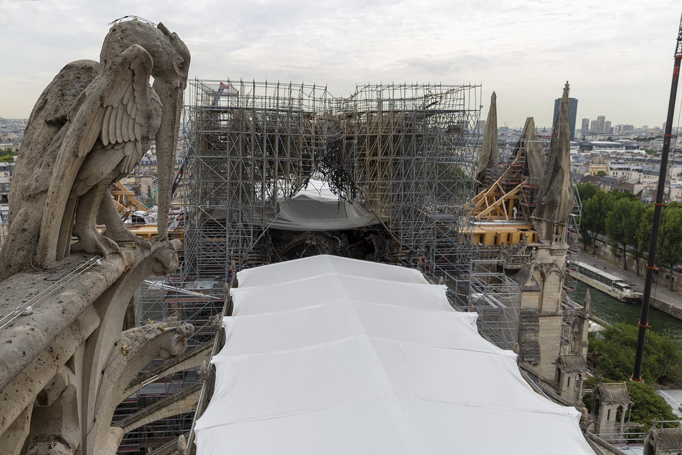 La toiture bâchée de la cathédrale Notre-Dame de Paris
